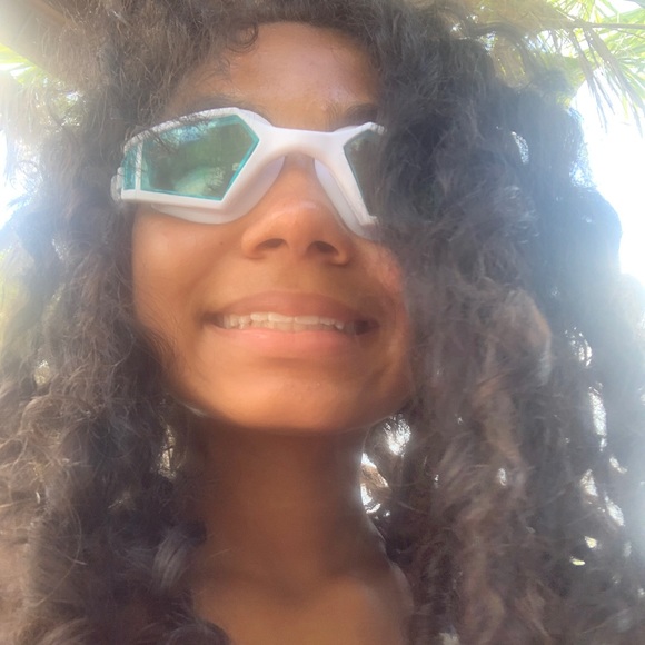 Meet your Posher, Olivia - Picture 3 of 5